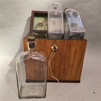 tantalus-traeaeske-haandtag-laas-gammel-rektangulaere-flasker-korkprop